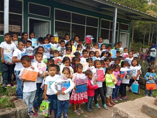 Los niños recibieron con alegría sus cuadernos que les permitirán concluir con éxito el año escolar.