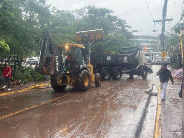 El equipo de la comuna está listo para atender las emergencias, también se dispone de la maquinaria de las obras que se ejecutan en la ciudad.