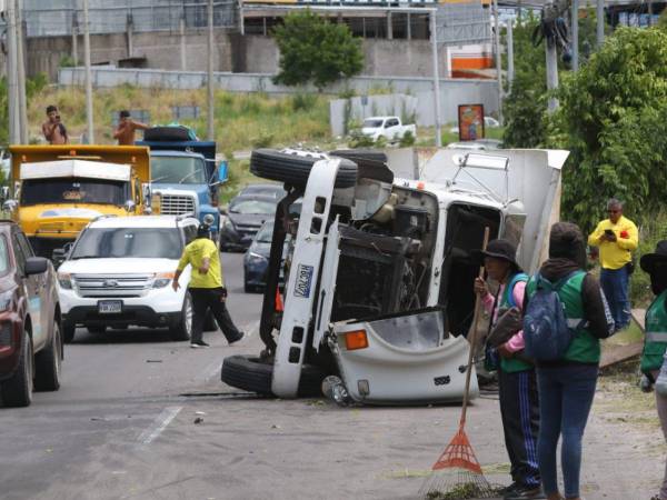 El conductor explicó que no pudo detener el vehículo a tiempo debido a la velocidad.