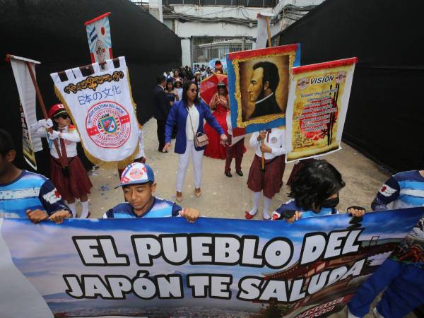 Enviando un saludo desde tierras niponas, los alumnos del centro educativo ingresaron al coloso capitalino.