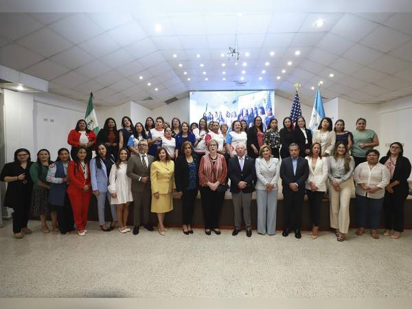 <i>Mujeres emprendedoras y autoridades presentes en el evento de lanzamiento del programa AWE en Tegucigalpa.</i>