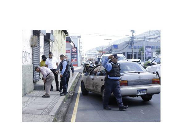 Agentes de la Policía Nacional llegaron al lugar donde el comerciante le disparó al empleado de la institución bancaria.