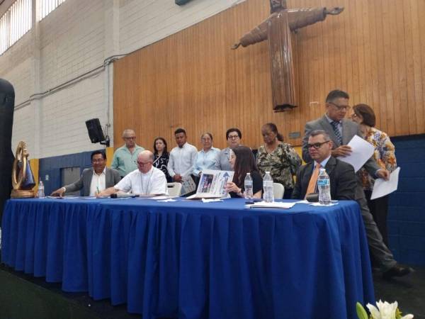 El arzobispo de Tegucigalpa, José Vicente Nácher Tatay, participó en el lanzamiento del programa Centralidad de la Niñez donde dijo a los precandidatos a cargos de elección popular “que el Señor les ilumine y les acompañe”.