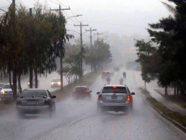 La capital amaneció con una fuerte tormenta.