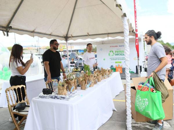 Las personas llegaron al punto de reciclaje para realizar sus donativos.