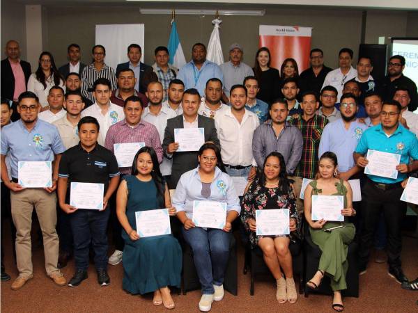 Luego de las capacitaciones a los jóvenes se les dio el certificado.