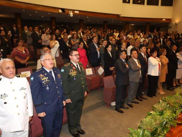 Algunos jefes de las Fuerzas Armadas y la designada presidencial Doris Gutiérrez estuvieron presentes en la entrega del premio.