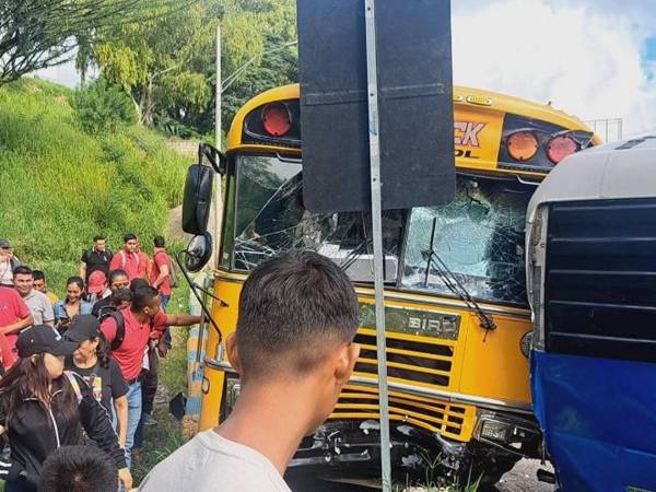 Un autobús proveniente de El Progreso, Yoro, estuvo a punto de causar una tragedia en la entrada de la capital de Honduras, Tegucigalpa, específicamente a la altura de la colonia El Carrizal, tras protagonizar un accidente de colisión múltiple. A continuación las imágenes del aparatoso percance.