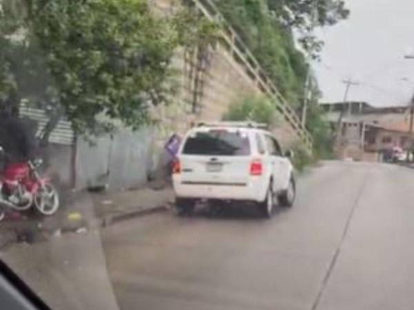 El enfurecido conductor arrinconó al motociclista cerca de un muro.