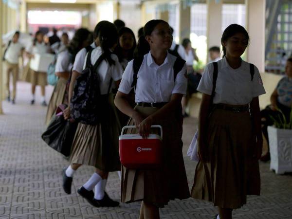 En Honduras hay más 2.9 millones de niños y jóvenes en edad escolar, pero solo 1.8 llegan a los centros educativos.