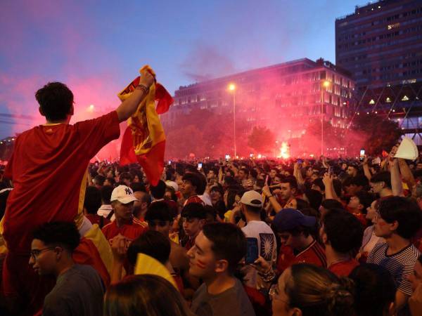 Emocionados y complacidos con el desempeño de su Selección de fútbol, miles y miles de españoles salieron a las calles para celebrar el triunfo de “La Roja” sobre Inglaterra. Aquí las imágenes de cómo desbordaron el país de alegría por su nueva copa.