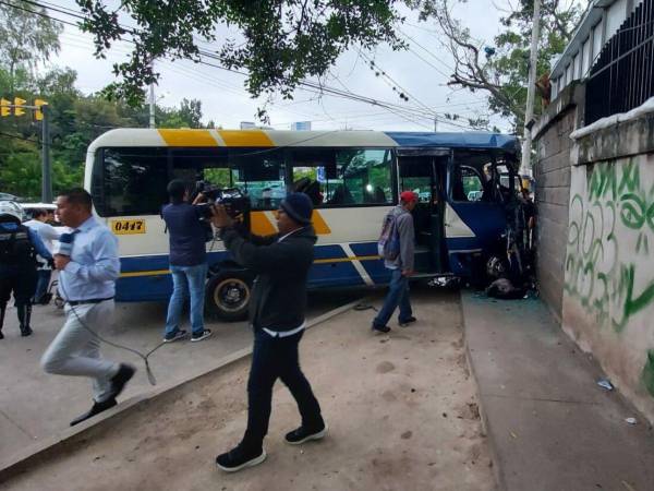 El bus rapidito que cubre la ruta Carrizal-Miraflores impactó en el muro del Hospital Escuela y resultaron 17 personas lesionadas.