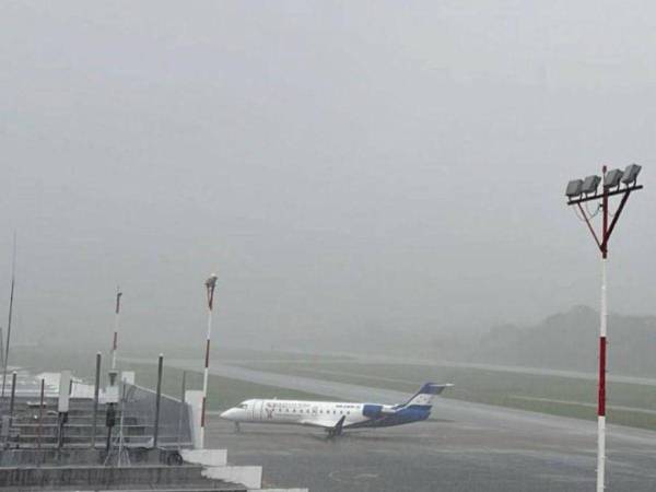 Debido a la poca visibilidad el aeropuerto internacional Toncontín permanece cerrado a causa de las fuertes precipitaciones provocadas por la tormenta tropcial Sara.