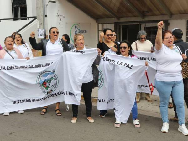 Frente al Comisionado Nacional de los Derechos Humanos (CONADEH) se encuentran protestando miembros de la Asociación Nacional de Enfermeras y Enfermeros Auxiliares de Honduras (ANEEAH).