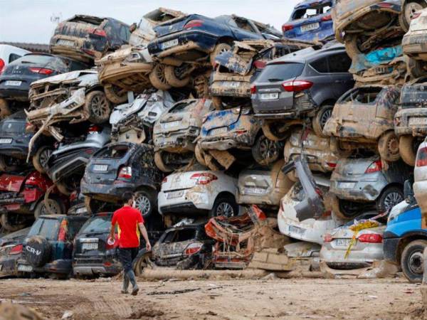 En Paiporta son cientos de vehículos los apilados que resultaron dañados y arrastrados por las fuertes inundaciones provocada por la DANA, especialmente en Valencia.