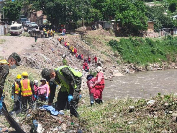 Las orillas de los ríos acumulan grandes cantidades de basura que ciudadanos inconscientes botan sin darse cuenta de los daños ambientales que pueden producir.