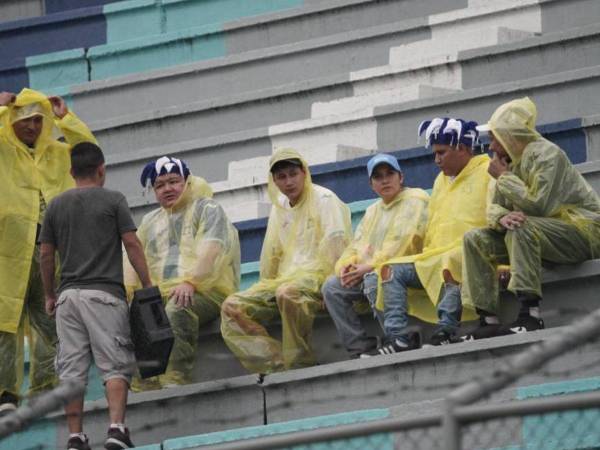 Los aficionados ha comenzado a instalarse en el Morazán.