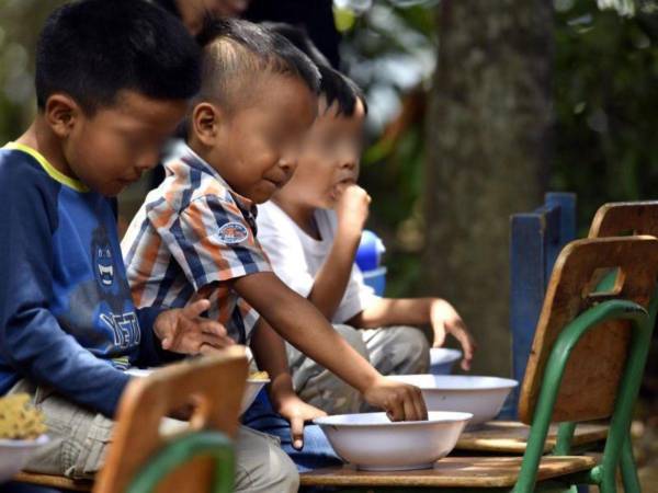 Los niños disfrutan de los alimentos que además de carbohidratos incluyen verduras.