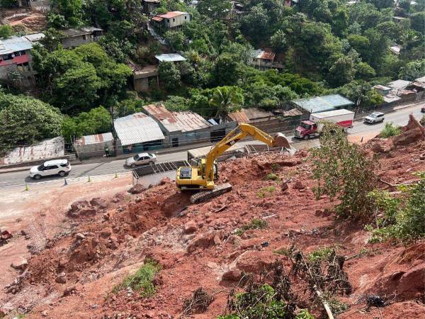 Los trabajos para liberar la calle bloqueada por el deslizamiento en la colonia Villa Nueva iniciaron desde el pasado jueves por la tarde.