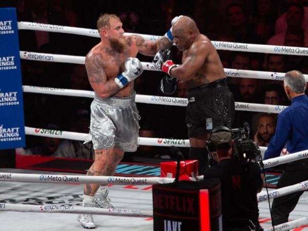 El ex ‘youtuber’ Jake Paul (i) se enfrentó al ex campeón mundial de los pesos pesados Myke Tyson la noche del viernes en el AT&amp;T Stadium en la ciudad de Arlington, Estados Unidos.