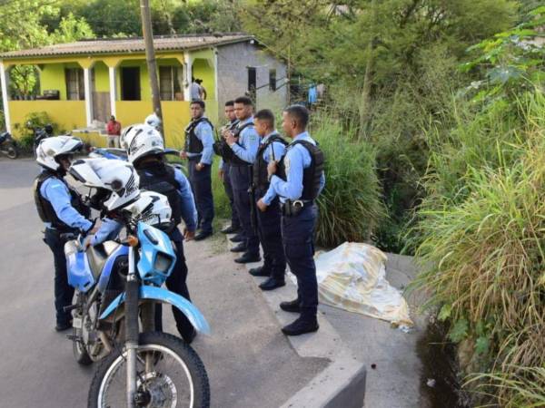 Elementos de la Policía Nacional llegaron a la escena del crimen. El cadáver no fue identificado.