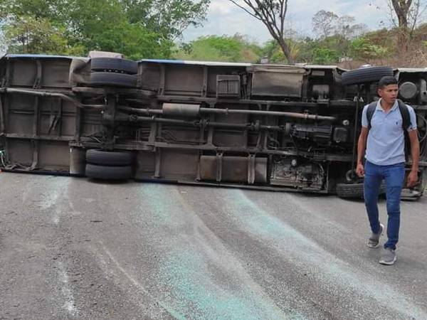 Varios heridos tras volcamiento de bus en San Francisco de La Paz