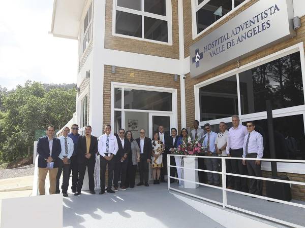 <i>Autoridades del Hospital Adventista, su junta administrativa y miembros de la Unión Adventista de Honduras celebran la inauguración del nuevo Centro de Rehabilitación y Spa, marcando la diferencia en la salud integral y preventiva en Honduras.</i>