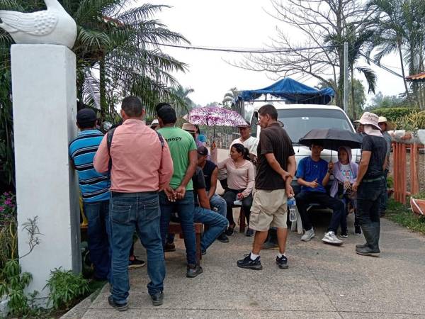 Los empleados bloquearon la salida del vehículo con sillas y un camión para asegurarse de que no pudieran salir.