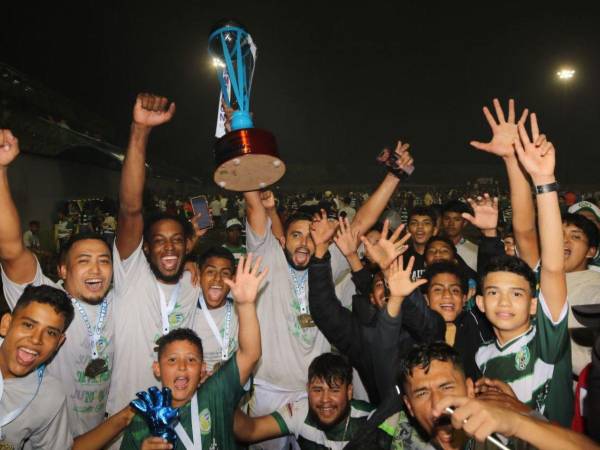 Bajo una noche lluviosa pero llena de gloria, el Juticalpa FC se consagró como el campeón de la final de la Liga de Ascenso, consiguiendo su boleto para jugar en la primera división del fútbol hondureño. A continuación, más fotografías del triunfo.