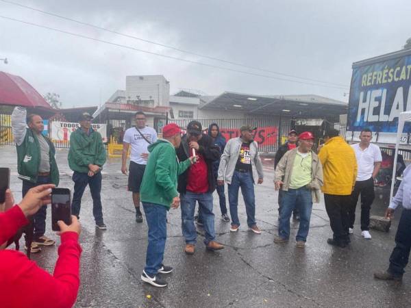 Desde el fin de semana, un grupo de empleados mantienen tomados los portones de acceso a la Cervecería Hondureña.