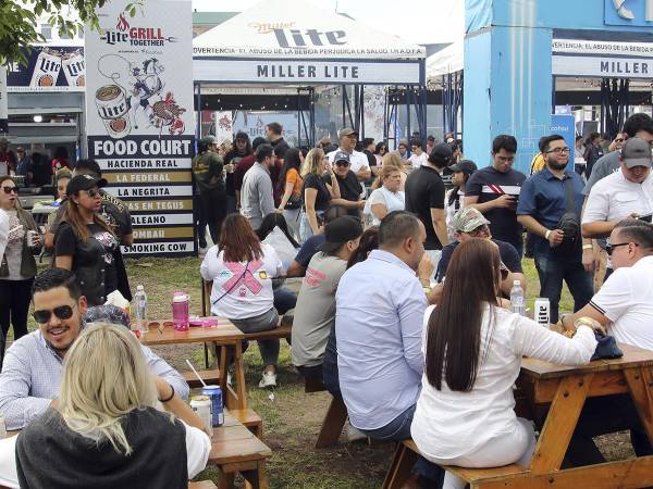 <i>Los capitalinos disfrutaron al máximo del Miller Lite Grill Together, donde el sabor a la parrilla acompañado de una Miller Lite no pudo faltar.</i>