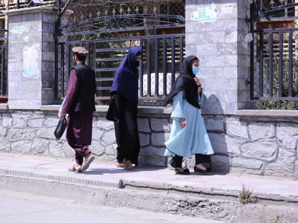 Mujeres afganas caminando en una calle del país.