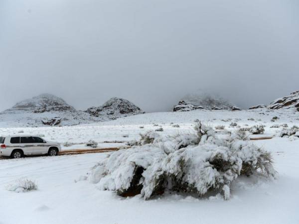 El desierto de Al Jawf en Arabia Saudita quedó cubierto por un manto de nieve el lunes, un paisaje inédito para la región.