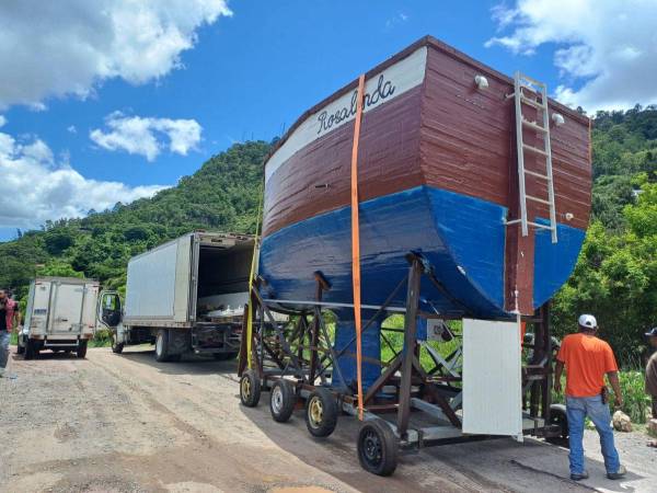 Seis horas tardaron las FF AA para mover la embarcación de la estación de buses a la zona inhabilitada de la colonia Guillén.