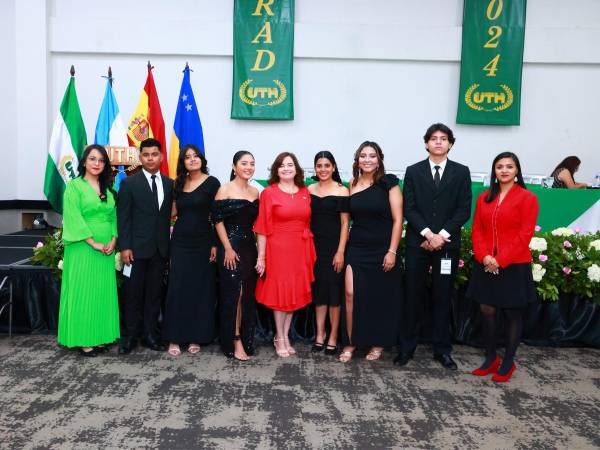 El evento de graduación reunió a más de 200 estudiantes, quienes celebraron el fin de su etapa universitaria y el inicio de nuevos desafíos profesionales.