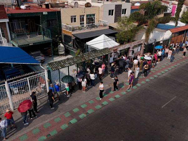 México acude este domingo a las urnas con dos mujeres como claras favoritas para alcanzar la presidencia de un país asolado por la violencia del narcotráfico, donde un promedio de 10 mujeres son asesinadas cada día. Aquí las imágenes del ambiente democrático que se vive en el país azteca.