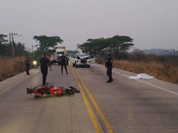 El cadáver del hombre salió volando varios metros.