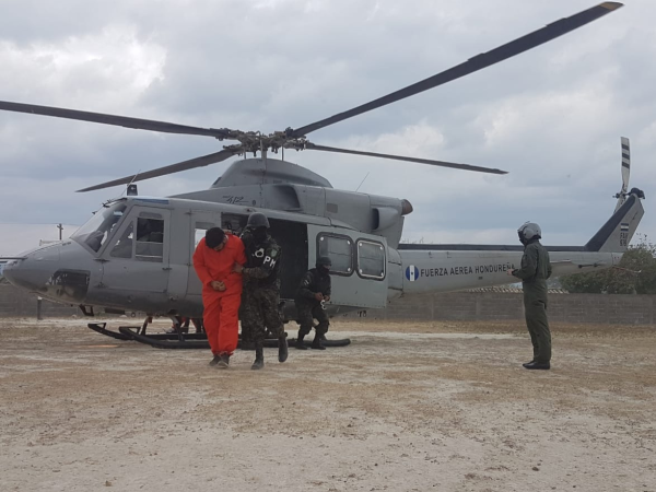 El gobierno y los militares están empecinados en construir una cárcel en las Islas del Cisne, a pesar de que el proyecto no es viable ni sostenible en el tiempo, dicen expertos.