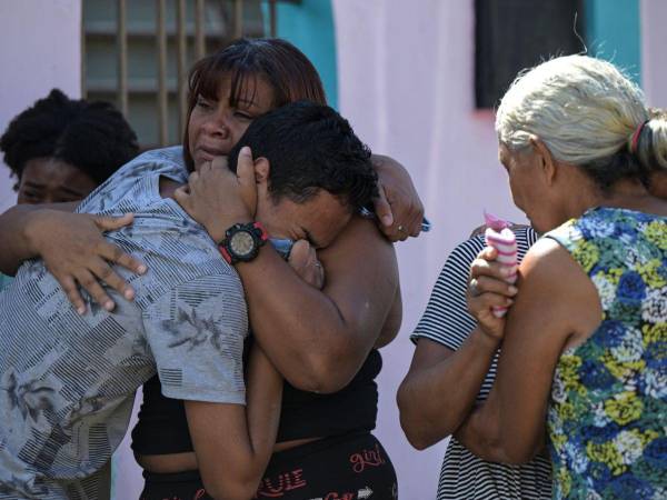 “Ay, mi papá”. Los hijos de Víctor Bustos, uno de los al menos once civiles muertos tras salir a protestar por la cuestionada reelección del presidente Nicolás Maduro, lloran inconsolables mientras abrazan el féretro dispuesto en la sala de su humilde vivienda.