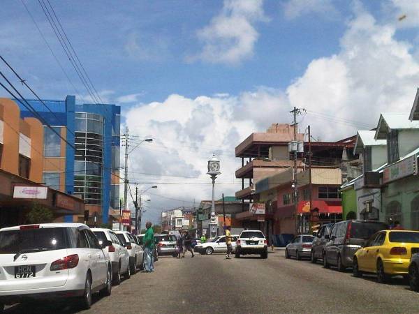 Lisa Morris y sus hijos, de 6 y 25 años, estaban en su residencia en Arima al momento que sucedió la tragedia, donde solo logró sobrevivir el padre de los pequeños.