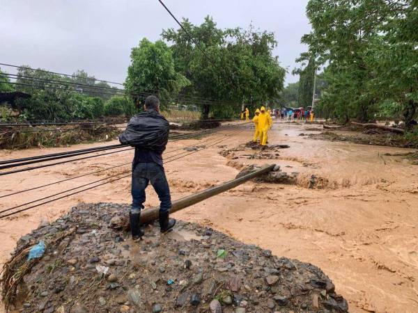 La tormenta tropical Sara afectará Honduras durante las próxima 72 horas. En la mañana del viernes, cuatro departamentos seguían en alerta roja.