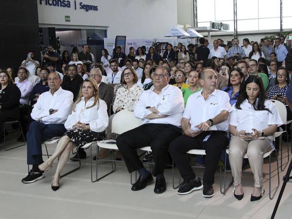 <i>Ejecutivos, colaboradores e invitados especiales presenciaron el lanzamiento de la Memoria de Sostenibilidad 2023. </i>