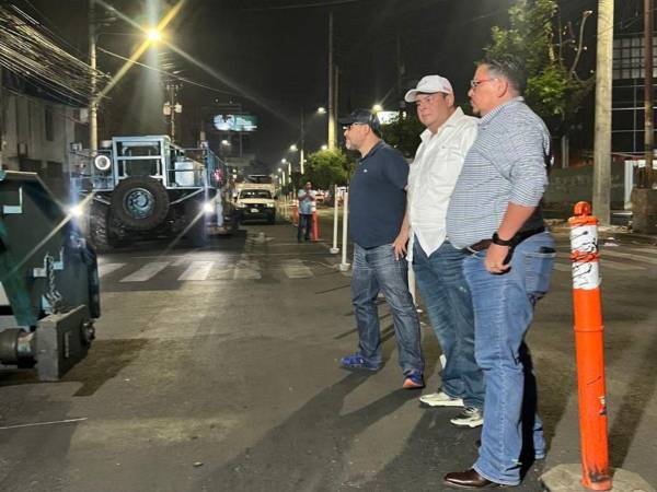 Estos trabajos solo se realizan durante la noche en el bulevar Morazán, el alcalde de la capital Jorge Aldana, realiza constantes supervisiones.