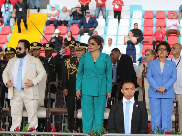 La presidenta Xiomara Castro acompañada de Luis Redondo, presidente del Congreso Nacional y Rebeca Ráquel Obando, presidenta de la Corte Suprema de Justicia.