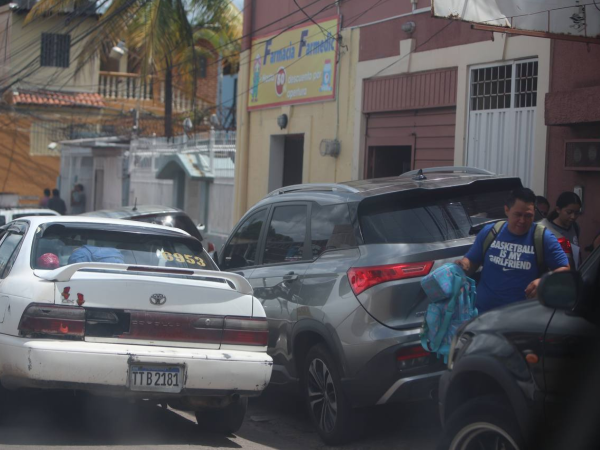 Las sanciones por estacionarse en línea amarilla o sobre aceras podrían interpretarse como una medida para garantizar el orden.