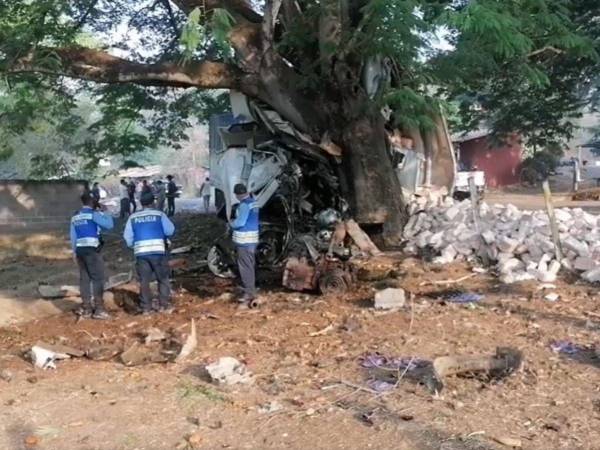 La rastra perdió el control de los frenos e impacto fuertemente con un árbol luego de embestir a otro vehículo.