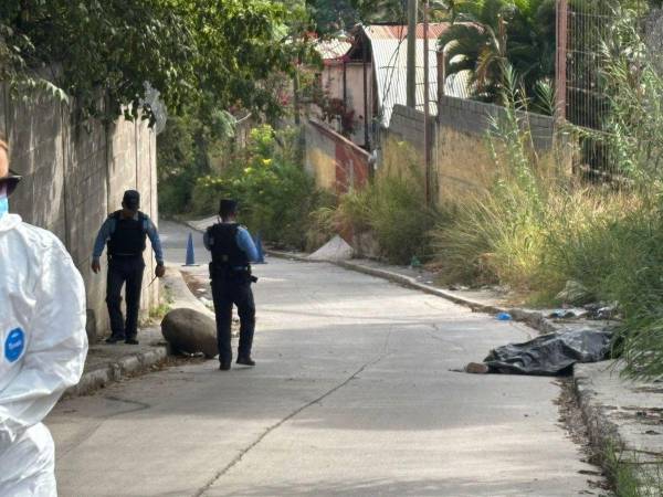 Agentes de la Policía Nacional llegaron a la escena del crimen. La víctima no ha sido identificada.