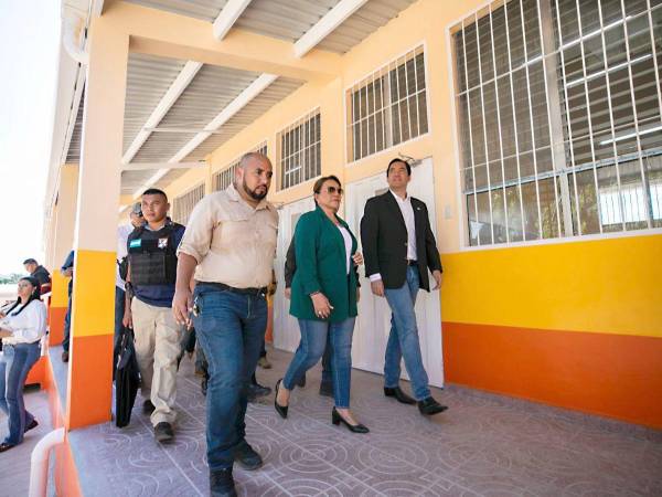 La presidenta Xiomara Castro realizó un recorrido por las instalaciones del centro educativo Luis Alonzo Suazo, ubicado en el municipio de San Luis, Comayagua.