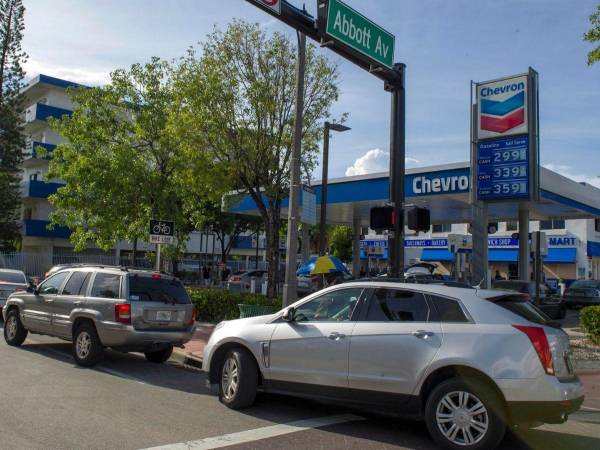 Tras las masivas evacuaciones, la gasolina comenzó a escasear en varias gasolineras.