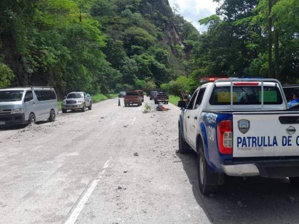 A la altura del kilómetro 52 se desprendieron varias rocas que cayeron encima de un motociclista y su acompañante.